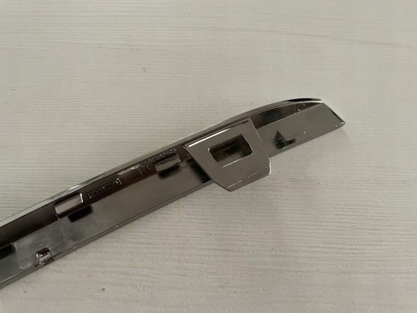 Peugeot OE 9810517577 / 1609868X OE PEUGEOT 208 I A9 LIFT 2015-2019 РЕЙКА МОНОГРАМИ РЕШІТКИ РАДІАТОРА ЗЕЛЕНА OE