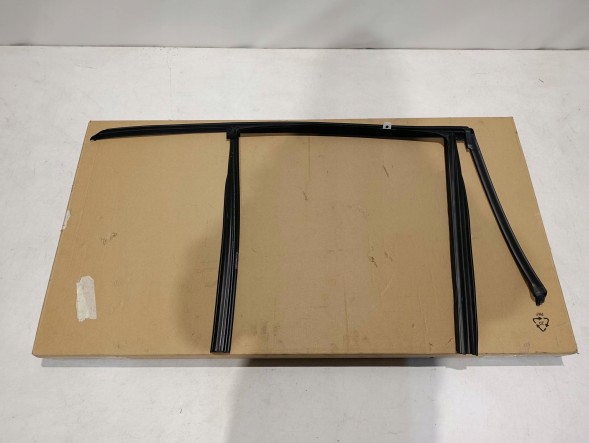 BMW OE 7407405 150921 Ущільнювач дверної накладки лівих задніх дверей BMW 3 G20 G21 19- 7407405