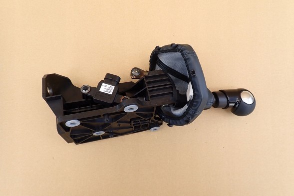 Ford OE Ford Ka II LEWAREK GAŁKA ZMIANY BIEGÓW MIESZEK 2008-2016R CZARNA PIANO Ford ka ii ліварка гілка перемикання передач сильфонів 2008-2016r чорна piano