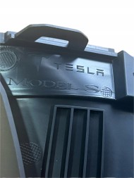 Tesla TESLA S OSŁONA PRZÓD PRAWE KOŁO 1613444-00-B I НАКЛАДКА TESLA S ПЕРЕДНЯ ПРАВА КОЛЕСО 1613444-00-B